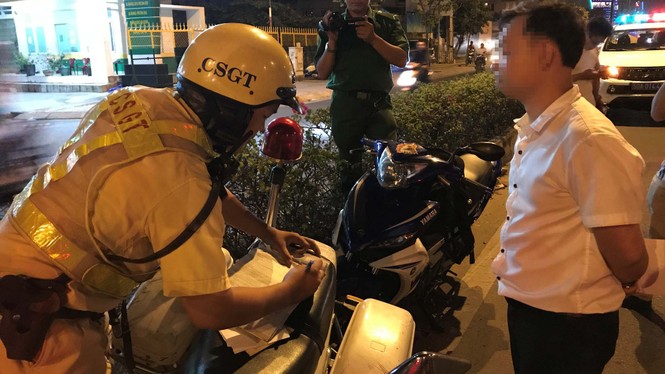 Gặp chốt CSGT, 'ma men' dùng chiêu đổi tài, xin uống nước - ảnh 6