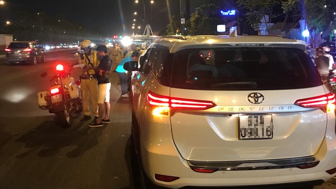 Gặp chốt CSGT, 'ma men' dùng chiêu đổi tài, xin uống nước - ảnh 8