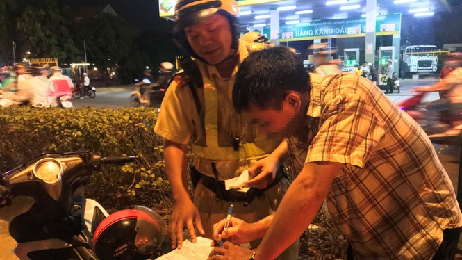 Gặp chốt CSGT, 'ma men' dùng chiêu đổi tài, xin uống nước - ảnh 11