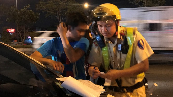 Gặp chốt CSGT, 'ma men' dùng chiêu đổi tài, xin uống nước - ảnh 10