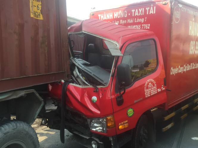 Xe tải biến dạng sau tai nạn liên hoàn, 2 người nhập viện - ảnh 1