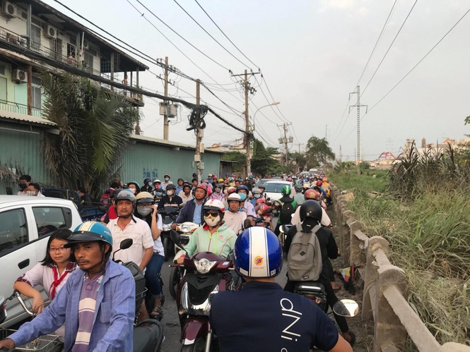Người đàn ông thoát chết khi bị tàu hỏa tông trúng rồi kéo lê dưới gầm - ảnh 3