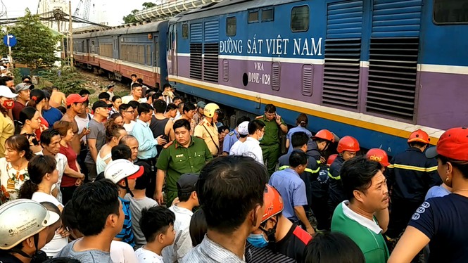 Người đàn ông thoát chết khi bị tàu hỏa tông trúng rồi kéo lê dưới gầm - ảnh 1