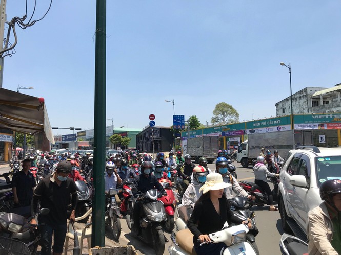 Xe tải lật ngang, hàng trăm người chôn chân giữa trưa nắng Sài Gòn - ảnh 1