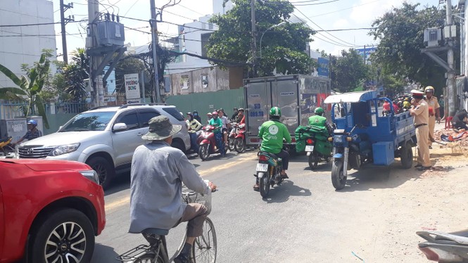 Nhớt loang cả trăm mét trên đường, nhiều xe ngã dúi dụi - ảnh 2