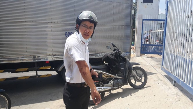 Nhớt loang cả trăm mét trên đường, nhiều xe ngã dúi dụi - ảnh 1