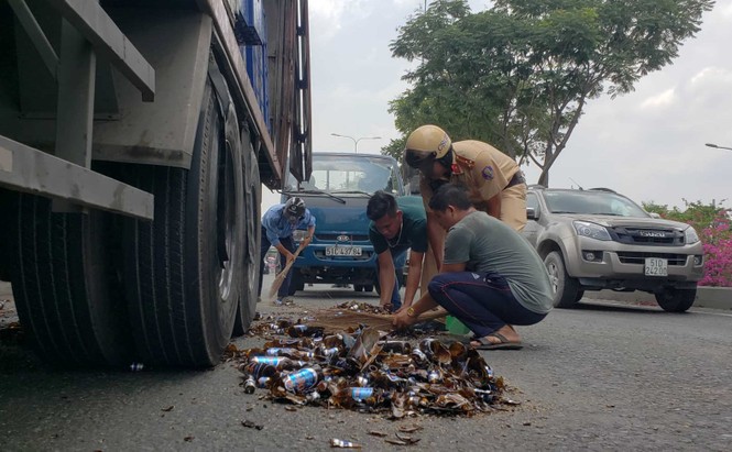 Hàng chục thùng bia rơi xuống đường, cửa ngõ Sài Gòn kẹt cứng - ảnh 1