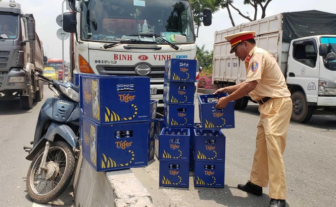 Hàng chục thùng bia rơi xuống đường, cửa ngõ Sài Gòn kẹt cứng - ảnh 2