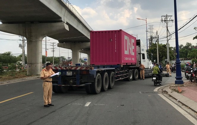 Bị xe container cuốn vào gầm, 2 người phụ nữ thương vong - ảnh 1