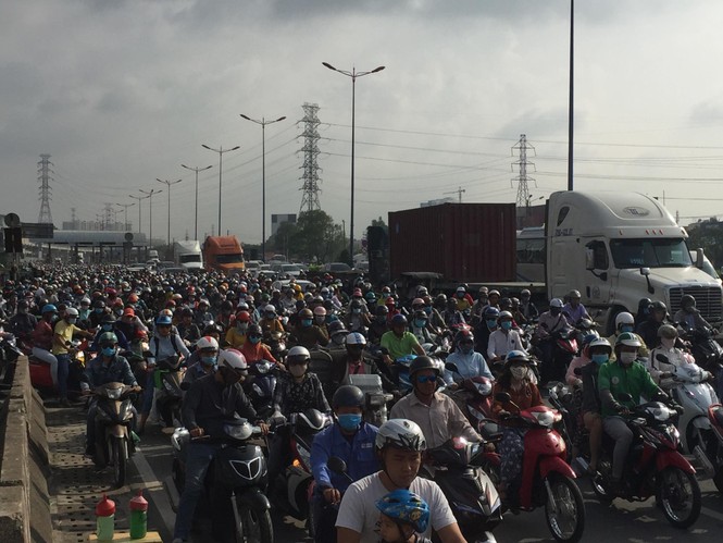 Cửa ngõ TPHCM bỗng dưng kẹt xe bất thường suốt buổi sáng - ảnh 1