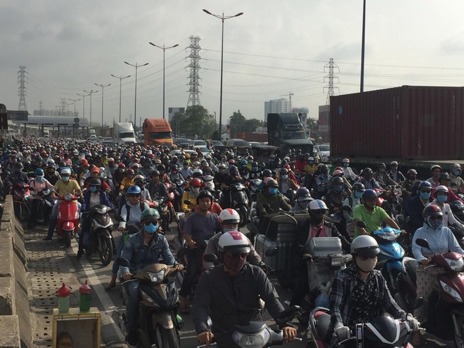 Cửa ngõ TPHCM bỗng dưng kẹt xe bất thường suốt buổi sáng - ảnh 3