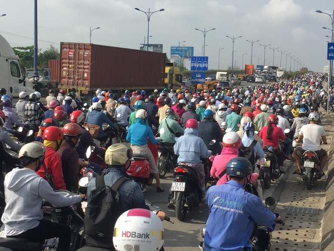 Cửa ngõ TPHCM bỗng dưng kẹt xe bất thường suốt buổi sáng - ảnh 4