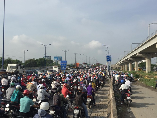 Cửa ngõ TPHCM bỗng dưng kẹt xe bất thường suốt buổi sáng - ảnh 5