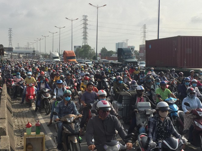Cửa ngõ TPHCM bỗng dưng kẹt xe bất thường suốt buổi sáng - ảnh 6