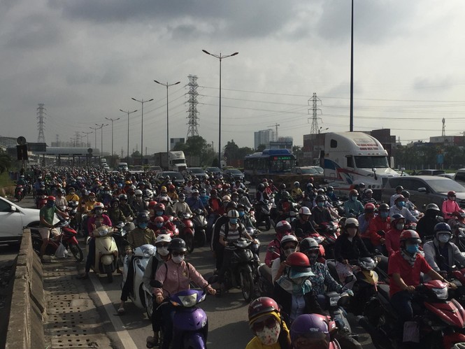 Cửa ngõ TPHCM bỗng dưng kẹt xe bất thường suốt buổi sáng - ảnh 7