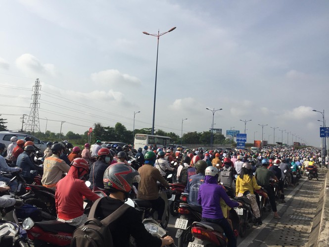Cửa ngõ TPHCM bỗng dưng kẹt xe bất thường suốt buổi sáng - ảnh 8
