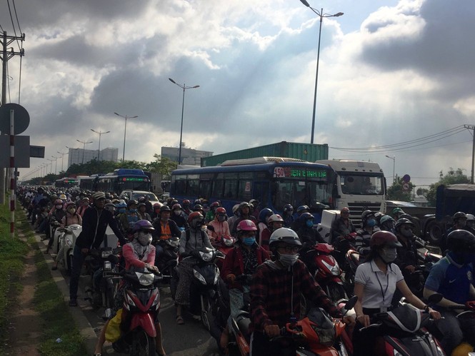 Cửa ngõ Sài Gòn tê liệt vì tai nạn chết người - ảnh 1