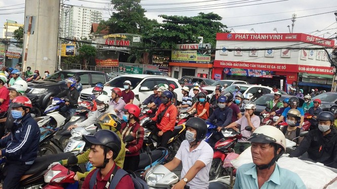 Cửa ngõ Sài Gòn tê liệt vì tai nạn chết người - ảnh 2