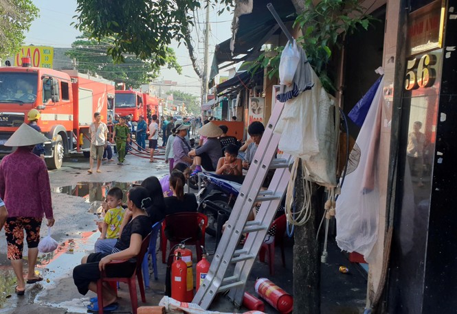 Trụ sở công ty cháy ngùn ngụt lúc rạng sáng, cả khu dân cư náo loạn - ảnh 3