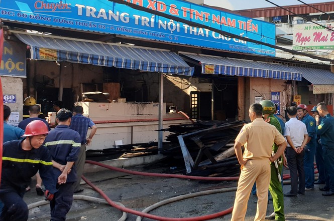 Trụ sở công ty cháy ngùn ngụt lúc rạng sáng, cả khu dân cư náo loạn - ảnh 2