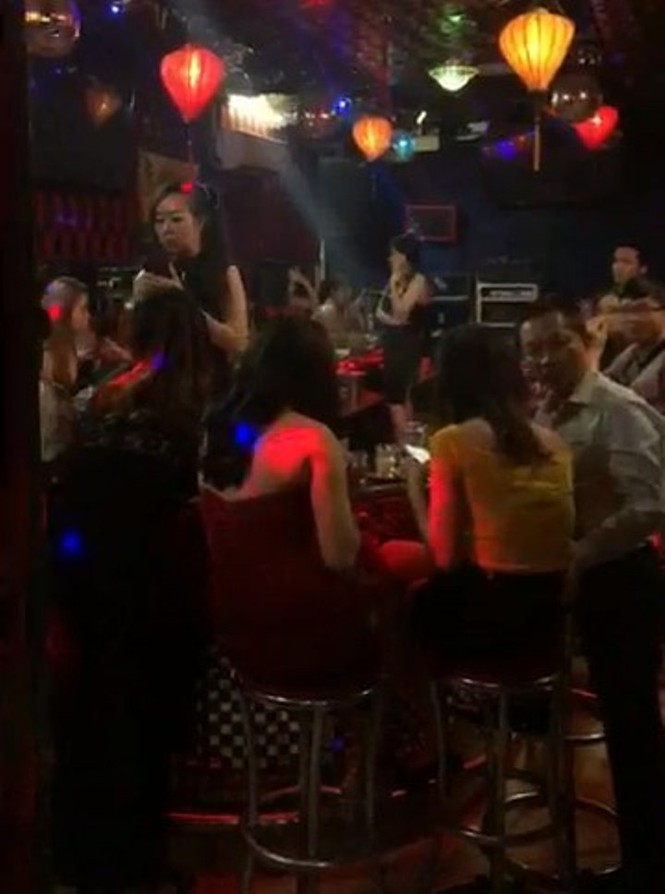 Gần 100 dân chơi bỏ chạy toán loạn khi cảnh sát đột kích quán bar - ảnh 1