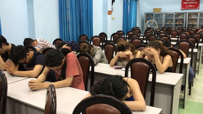 Gần 100 dân chơi bỏ chạy toán loạn khi cảnh sát đột kích quán bar - ảnh 4