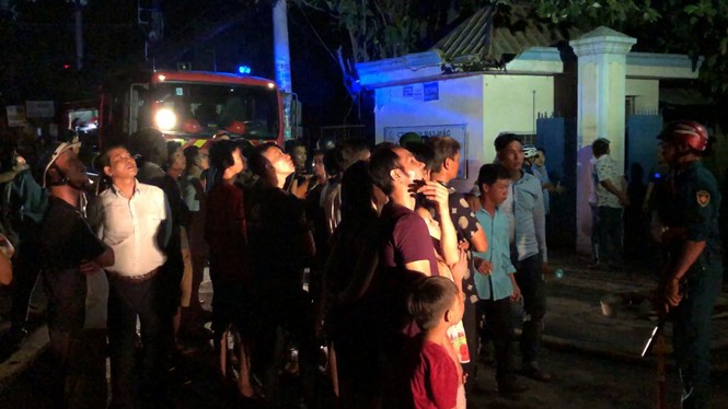 Công ty may mặc ở Sài Gòn cháy nghi ngút trong đêm - ảnh 2