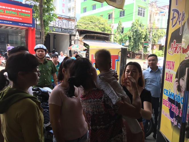Giải cứu hai bà cháu mắc kẹt trong thang máy ở Sài Gòn - ảnh 2