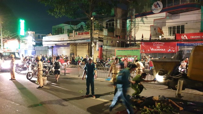 Tông vào xe bơm bê tông dừng giữa đường, 2 người tử vong - ảnh 1