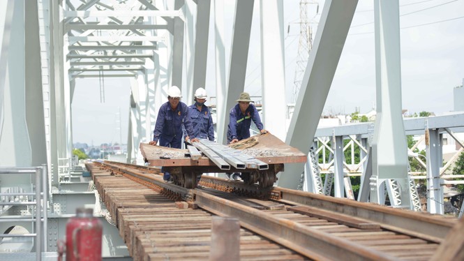 Cầu đường sắt trăm tỷ ở Sài Gòn trước ngày thông xe - ảnh 13