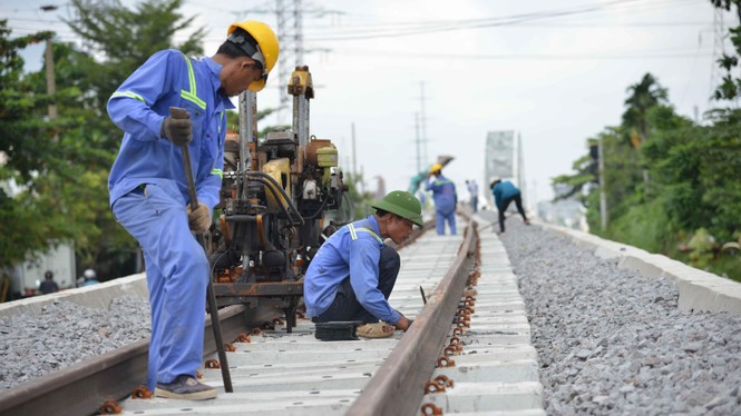 Cầu đường sắt trăm tỷ ở Sài Gòn trước ngày thông xe - ảnh 7