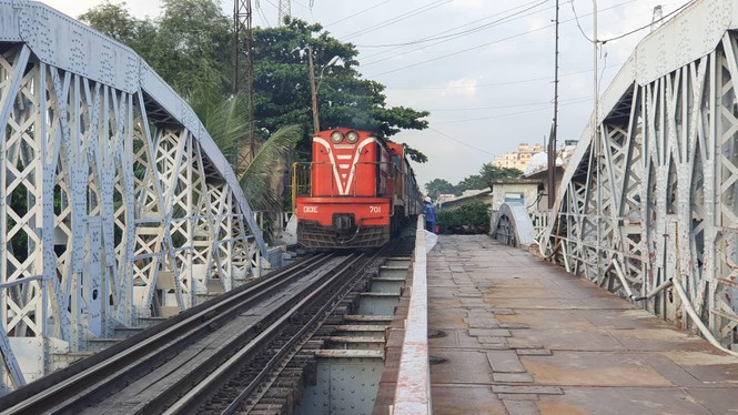 Cầu đường sắt trăm tỷ ở Sài Gòn trước ngày thông xe - ảnh 8