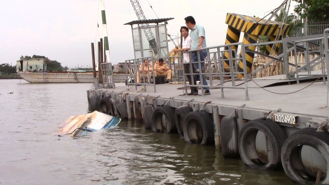 Xà lan gần 2.000 tấn tông sập cầu cảng, chìm ca nô trên sông Sài Gòn - ảnh 2