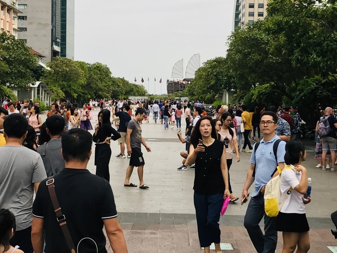 Người Sài Gòn đổ xô vào trung tâm chờ đón pháo hoa - ảnh 3