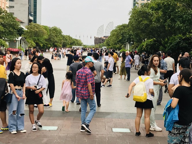 Người Sài Gòn đổ xô vào trung tâm chờ đón pháo hoa - ảnh 2