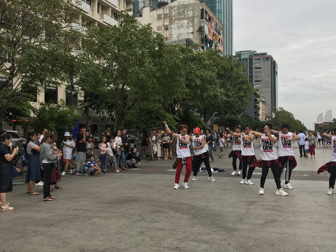 Người Sài Gòn đổ xô vào trung tâm chờ đón pháo hoa - ảnh 5