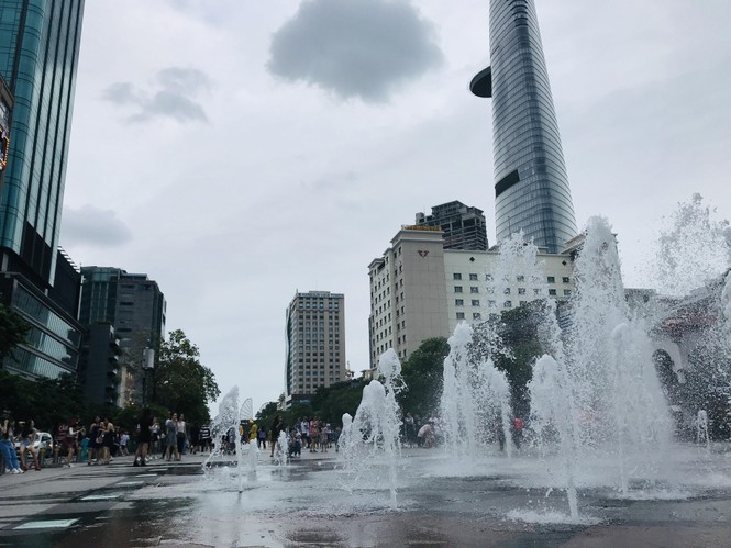 Người Sài Gòn đổ xô vào trung tâm chờ đón pháo hoa - ảnh 7