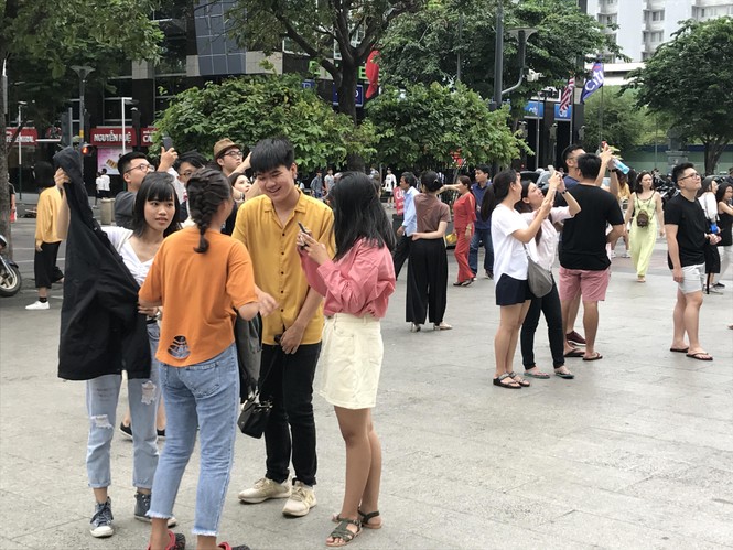 Người Sài Gòn đổ xô vào trung tâm chờ đón pháo hoa - ảnh 4
