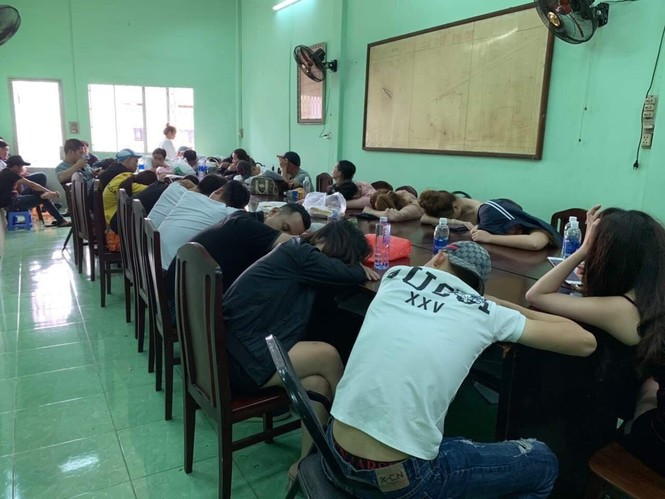 Dân chơi phê ma túy chạy toán loạn khi công an kiểm tra quán bar - ảnh 2