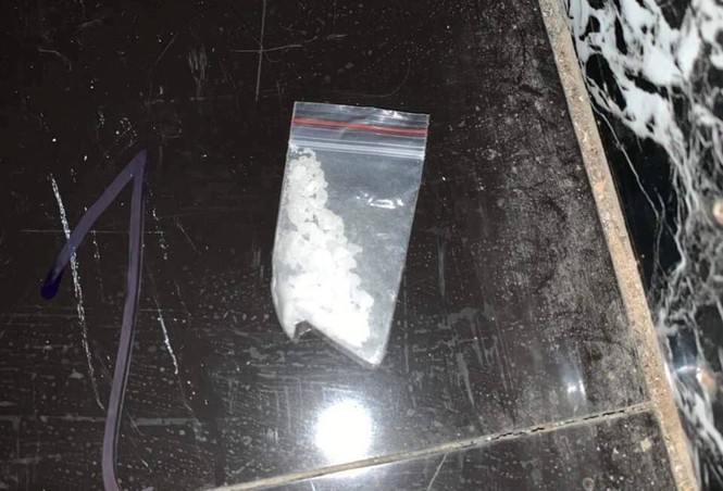 Dân chơi phê ma túy chạy toán loạn khi công an kiểm tra quán bar - ảnh 1