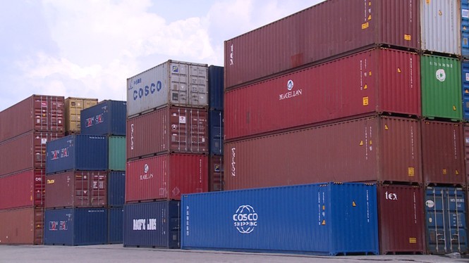 Hơn 2.000 container phế liệu vô chủ ‘ăn vạ’ ở cảng Cát Lái - ảnh 1