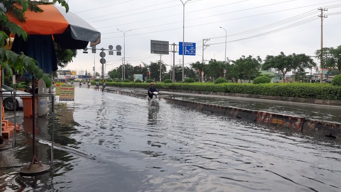 Người Sài Gòn bì bõm vì ngập nặng ngày triều cường đạt đỉnh - ảnh 2