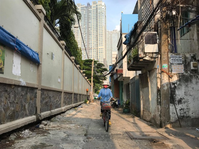 Lo nhà biến thành... hầm chứa nước khi nâng đường Nguyễn Hữu Cảnh - ảnh 1