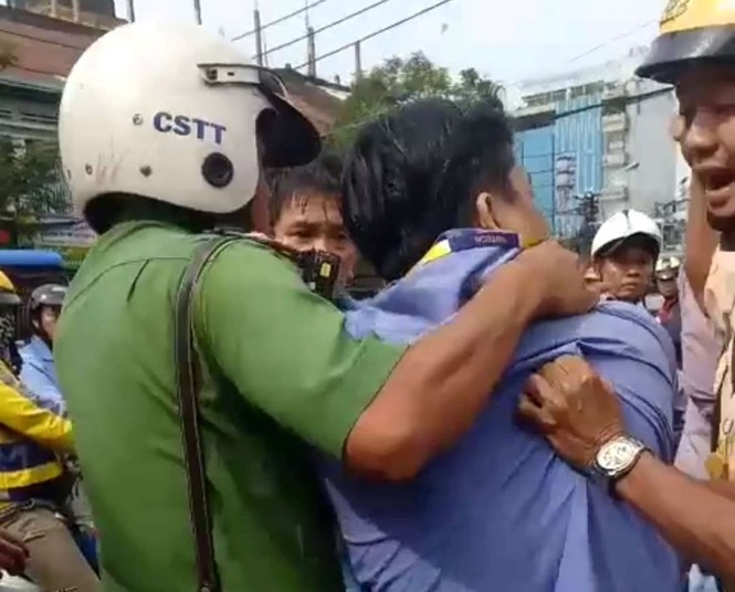 Tài xế xe buýt phun nước miếng khi bị người đi đường nhắc nhở - ảnh 3