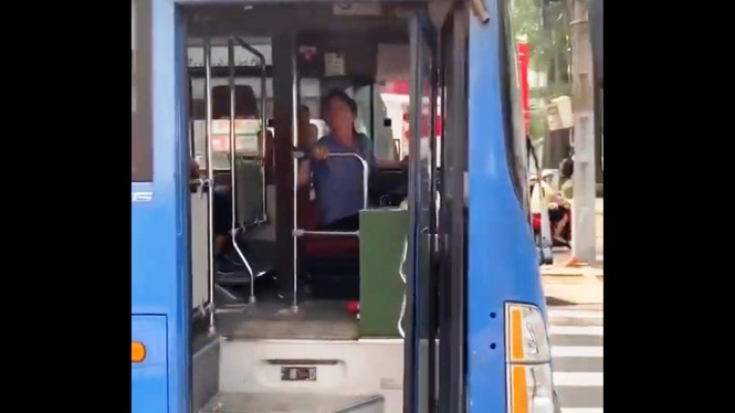 Tài xế xe buýt phun nước miếng khi bị người đi đường nhắc nhở - ảnh 1