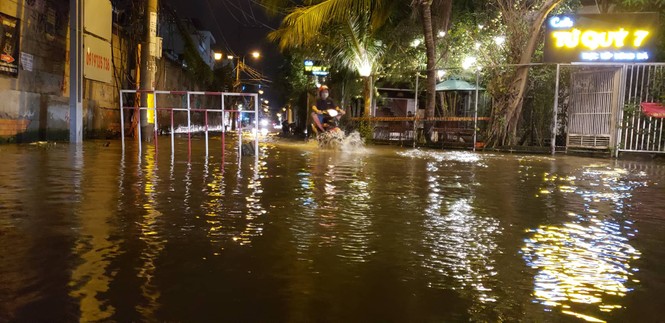 Đường phố Sài Gòn ngập nặng tối đầu tuần do triều cường - ảnh 8