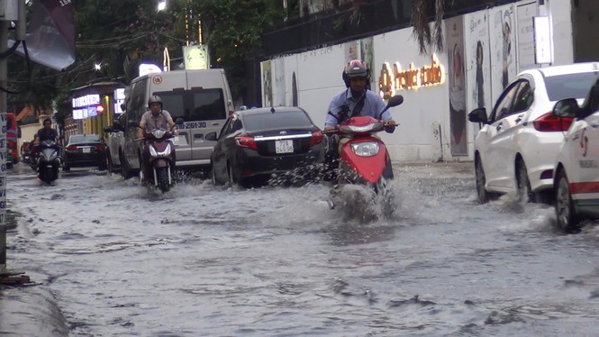 Đường phố Sài Gòn ngập nặng tối đầu tuần do triều cường - ảnh 1