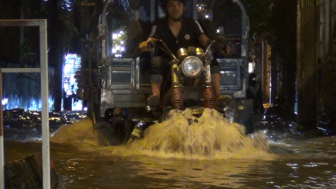 Đường phố Sài Gòn ngập nặng tối đầu tuần do triều cường - ảnh 4