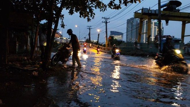 Đường phố Sài Gòn ngập nặng tối đầu tuần do triều cường - ảnh 5
