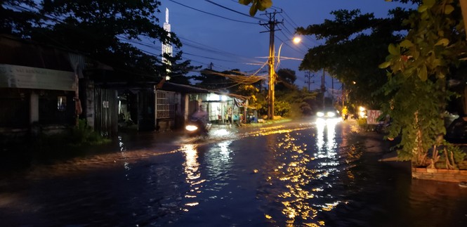 Đường phố Sài Gòn ngập nặng tối đầu tuần do triều cường - ảnh 6